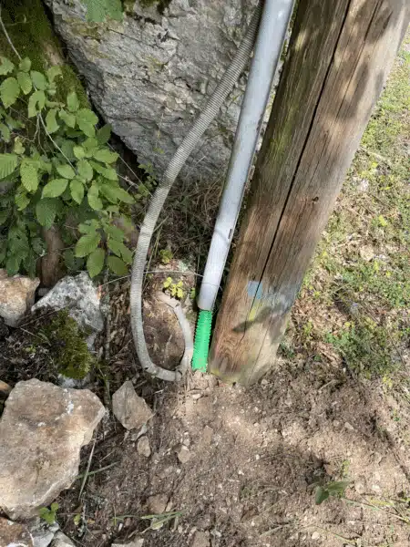 Fourreau affleurant au pied d'un support, point d'accès pour raccorder un générateur ou introduire une sonde