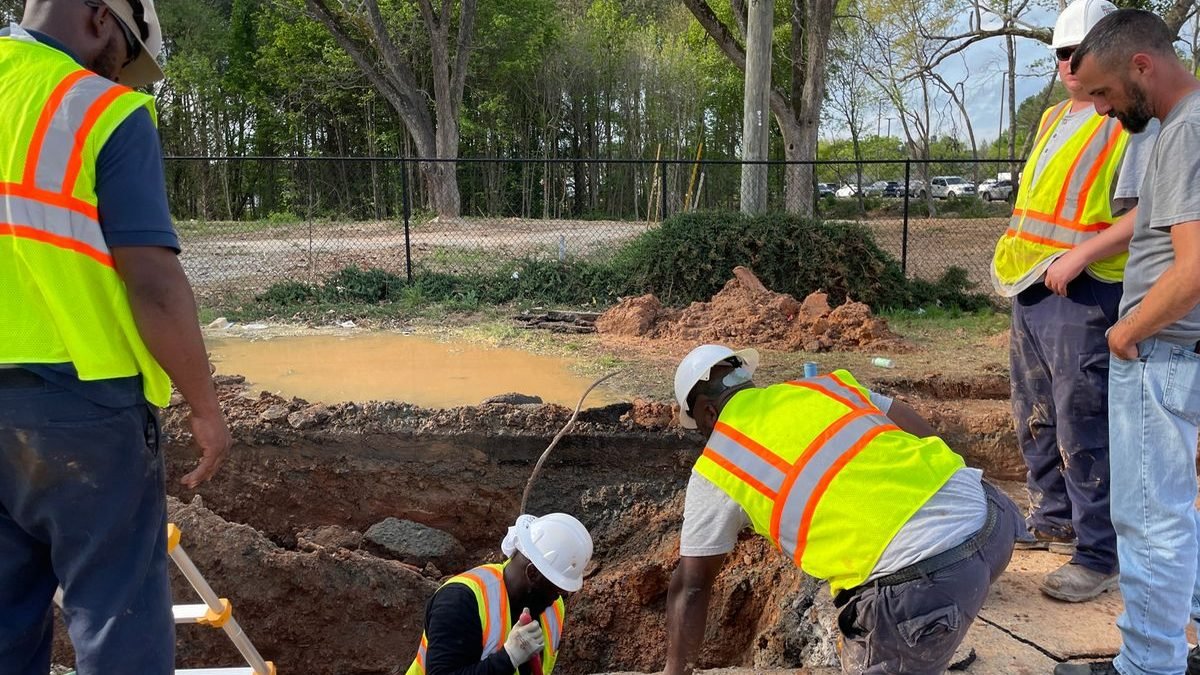 Equipe de chantier autour d'une fouille apres endommagement d'un reseau enterre