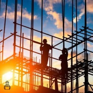 Équipe sur un échafaudage de chantier, intervention préparée avec un plan de réseaux en RGF93